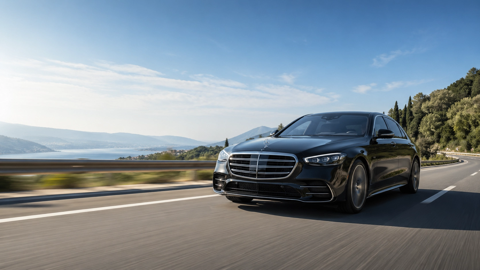 Uzun yolda ilerleyen premium Mercedes sedan ile şehirlerarası VIP transfer