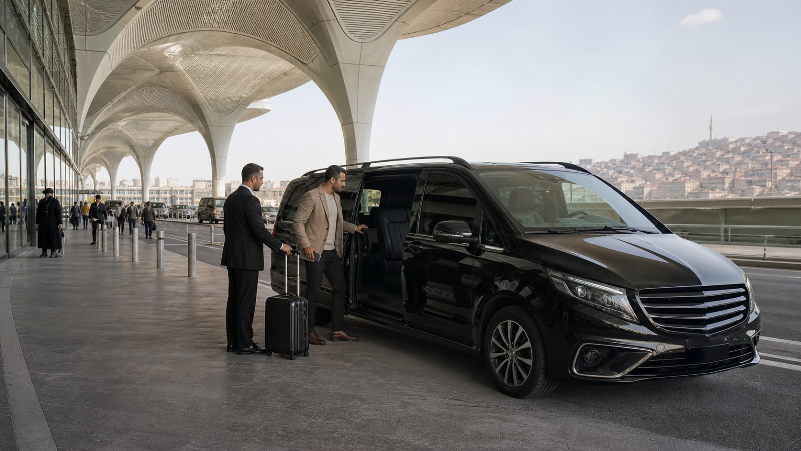 İstanbul Havalimanı terminalinde VIP araca binen bavullu yolcu ve profesyonel şoför